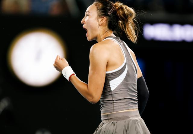 开元棋牌-郑钦文澳网首轮小遇波折 关键时刻大心脏再显威