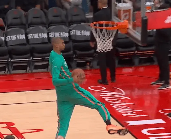 开元体育-NBA官方晒文班亚马热身扣篮：击地胯下再拿球完成战斧劈扣